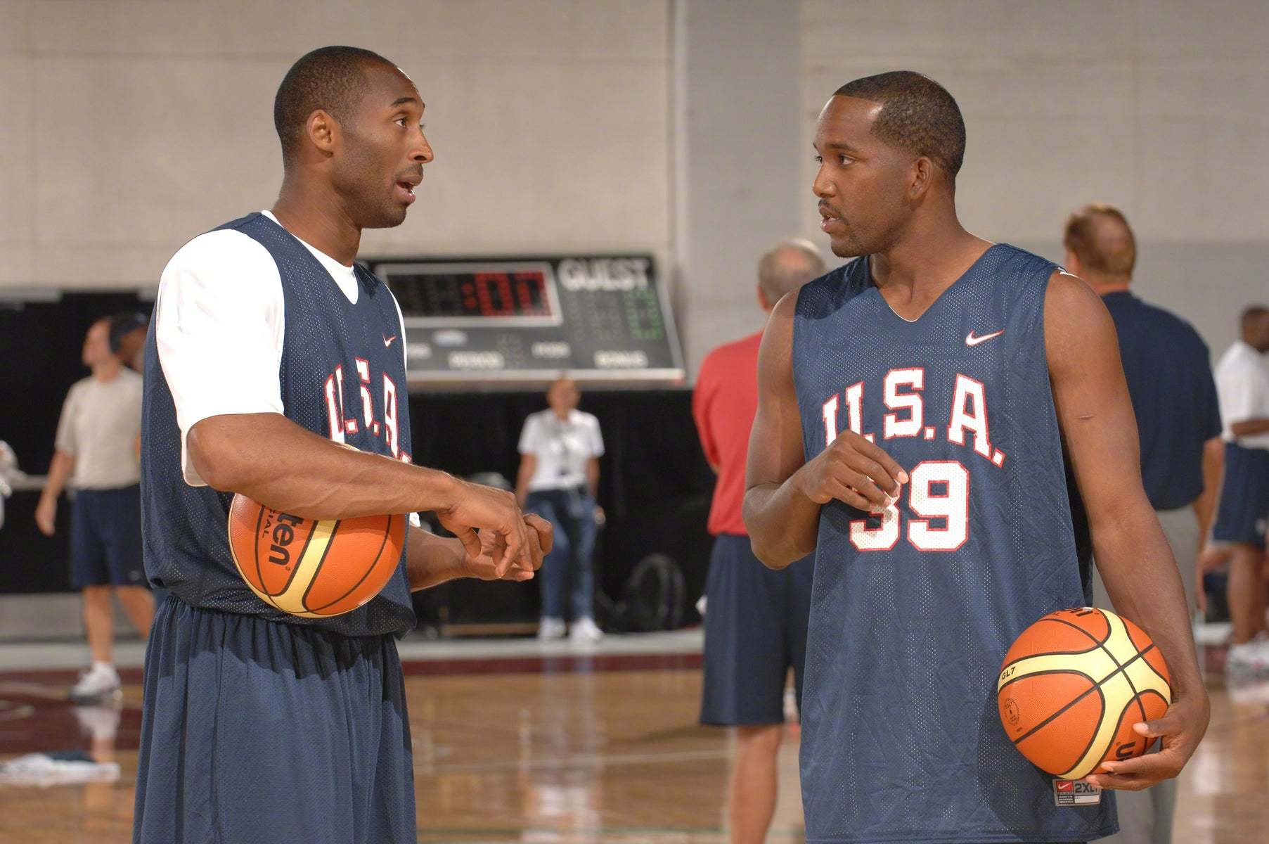 巴蒂尔在播客中表示科比是他防守过最难的球员，科比还会和他玩“心理战”，场外热情、