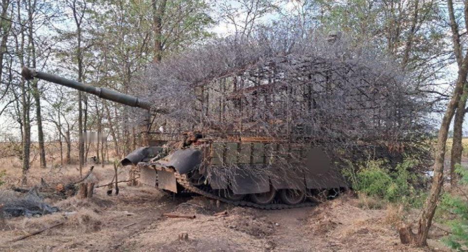 战争让坦克变得更抽象！
最新款的俄罗斯坦克和战车，其表面覆盖着搓开的粗金属钢缆，