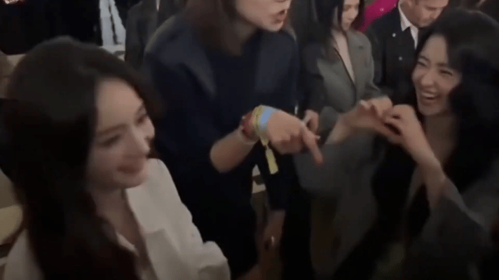 金泰梨对杨幂比心对我的眼睛太好了吧爱看美女同框