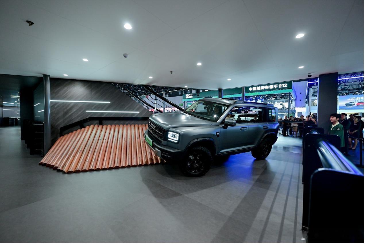 哈弗大狗 PLUS 正式开启预售，产品定位面向家庭泛越野场景的中型 SUV ，提