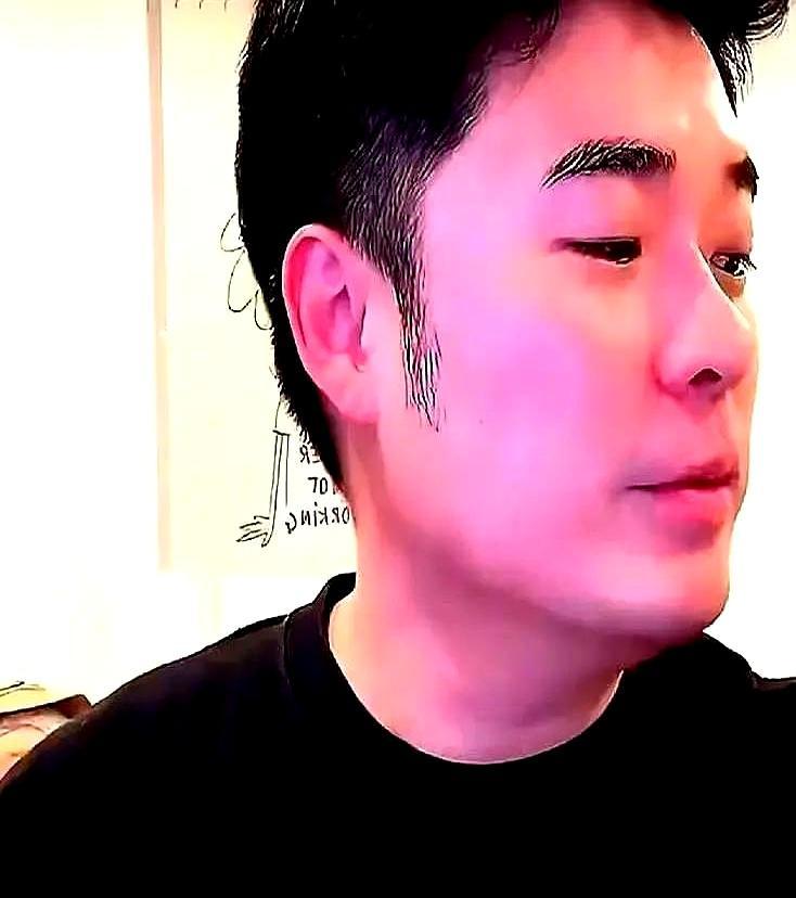 父母最大的自我感动，就是把铺人脉当成爱。
 
有人托关系把孩子塞进名师画室，换来