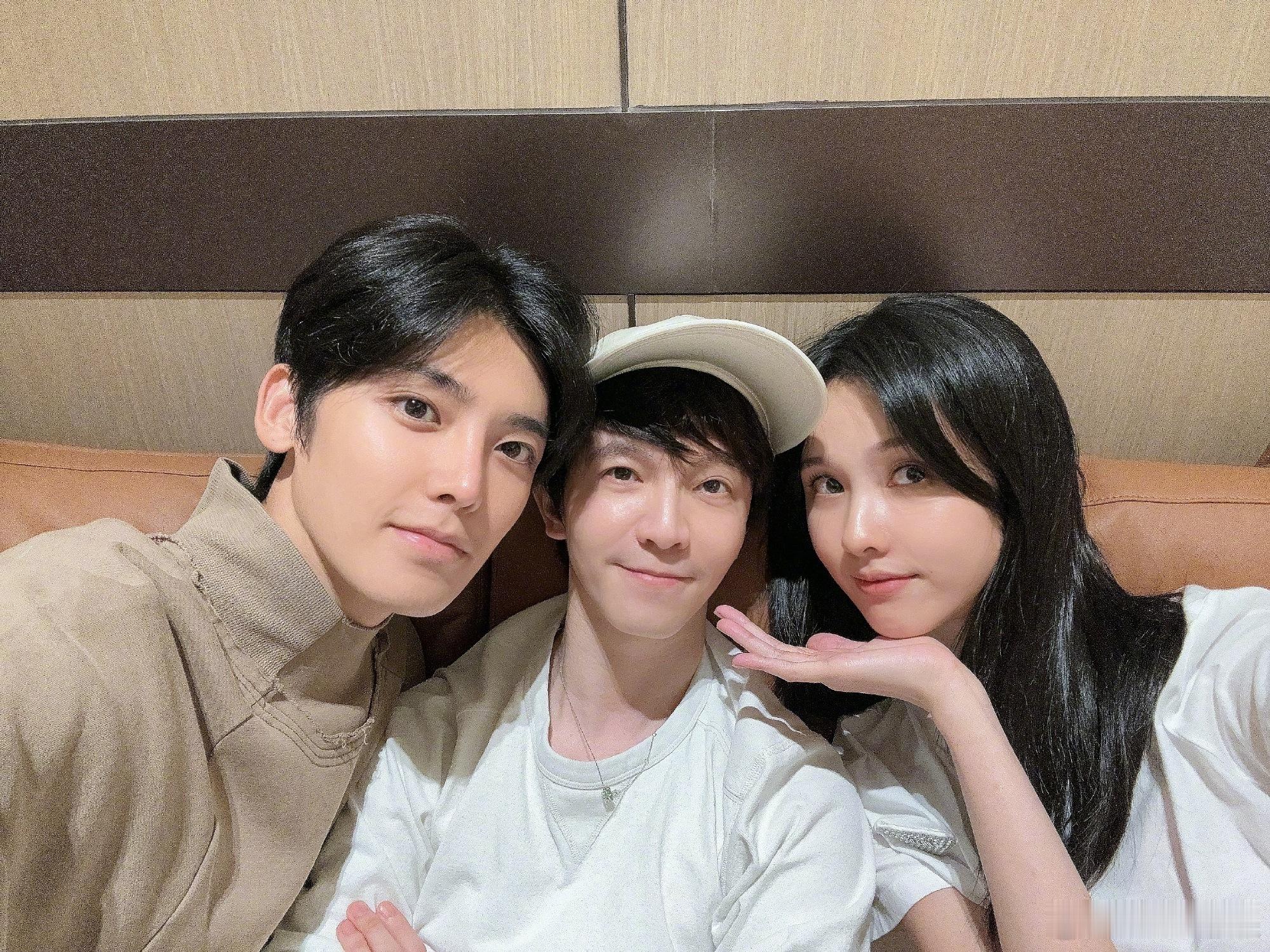 #郭敬明侯明昊陈都灵素颜自拍# 侯明昊和陈都灵的素颜在郭敬明的镜头下更加美丽，他