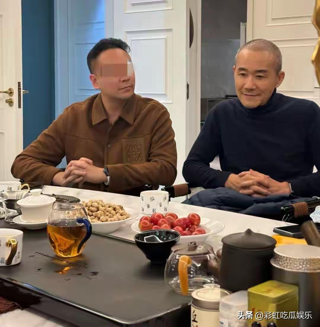 王石摘了假发反而更年轻了，他戴假发的时候总有一种疲惫感，摘了假发套以后，寸头的王