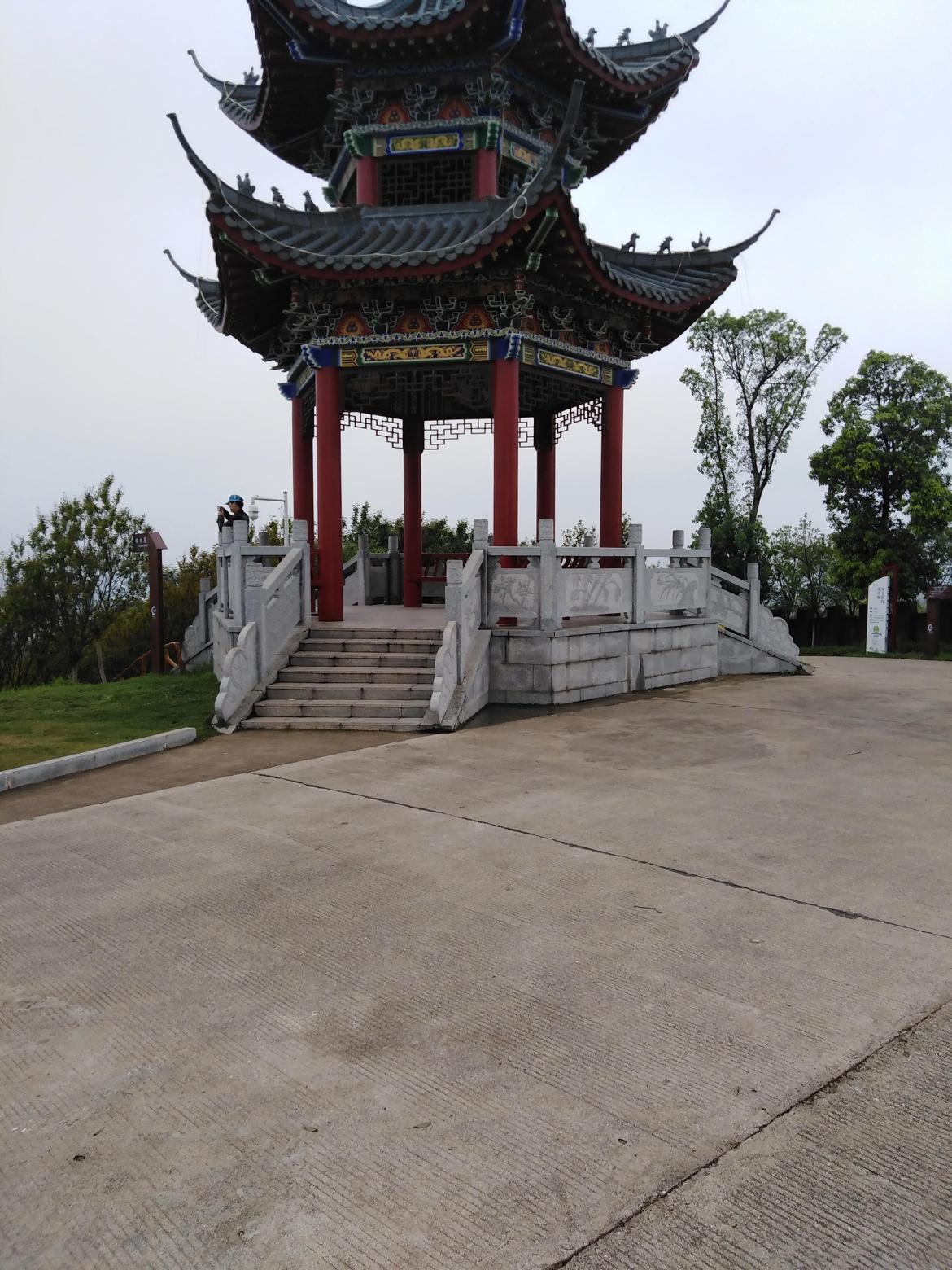 我家乡的小县城，一个内陆的小城市，不靠大海，也没有江河，幸好有几座大水库，现今不