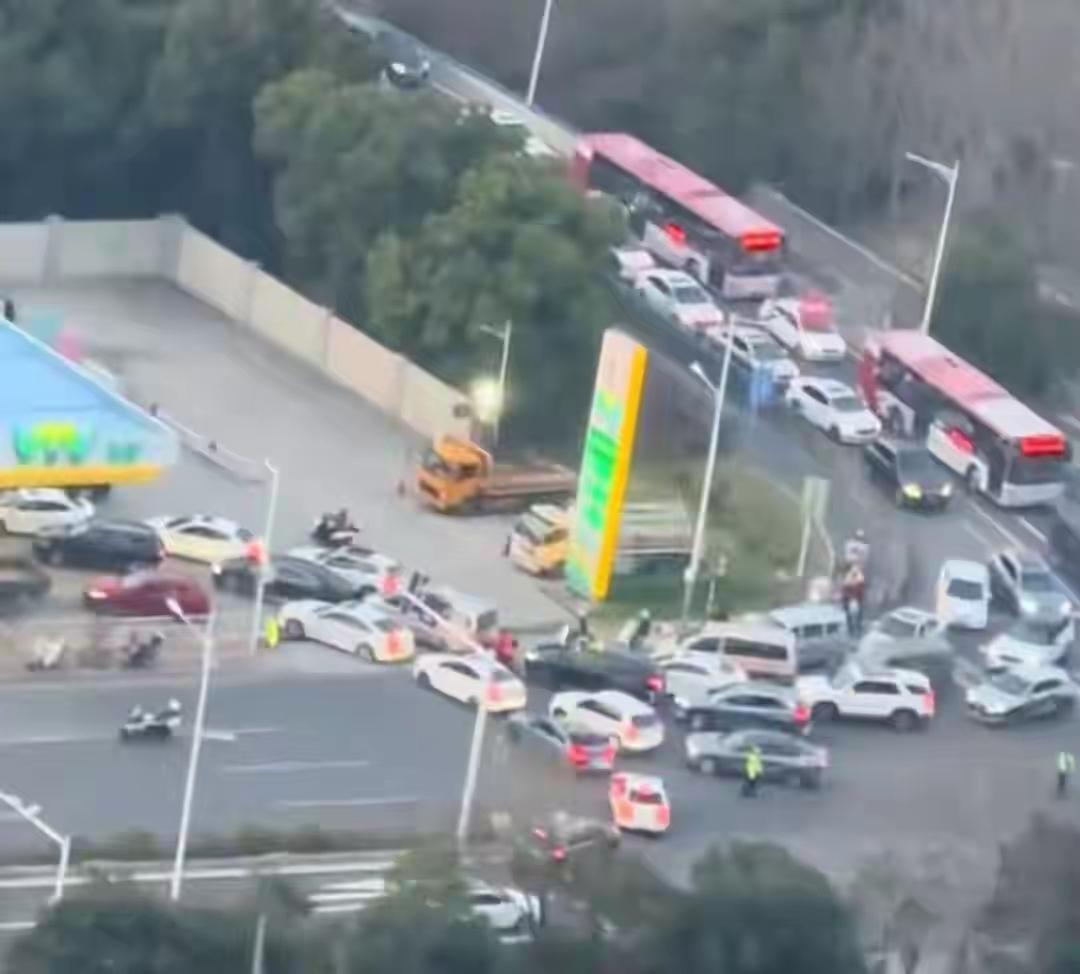 对国内成品油价格采取临时调控国际油价因冲突大涨，国家出手临时调控油价，13年首次