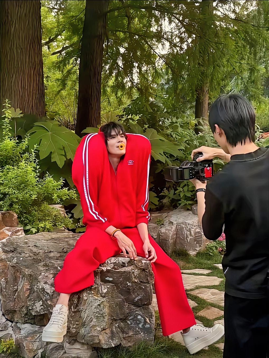 向佐穿一身红运动服上街，旁边路过的人，没一个回头看他。
 
网上有人说他越来越沉