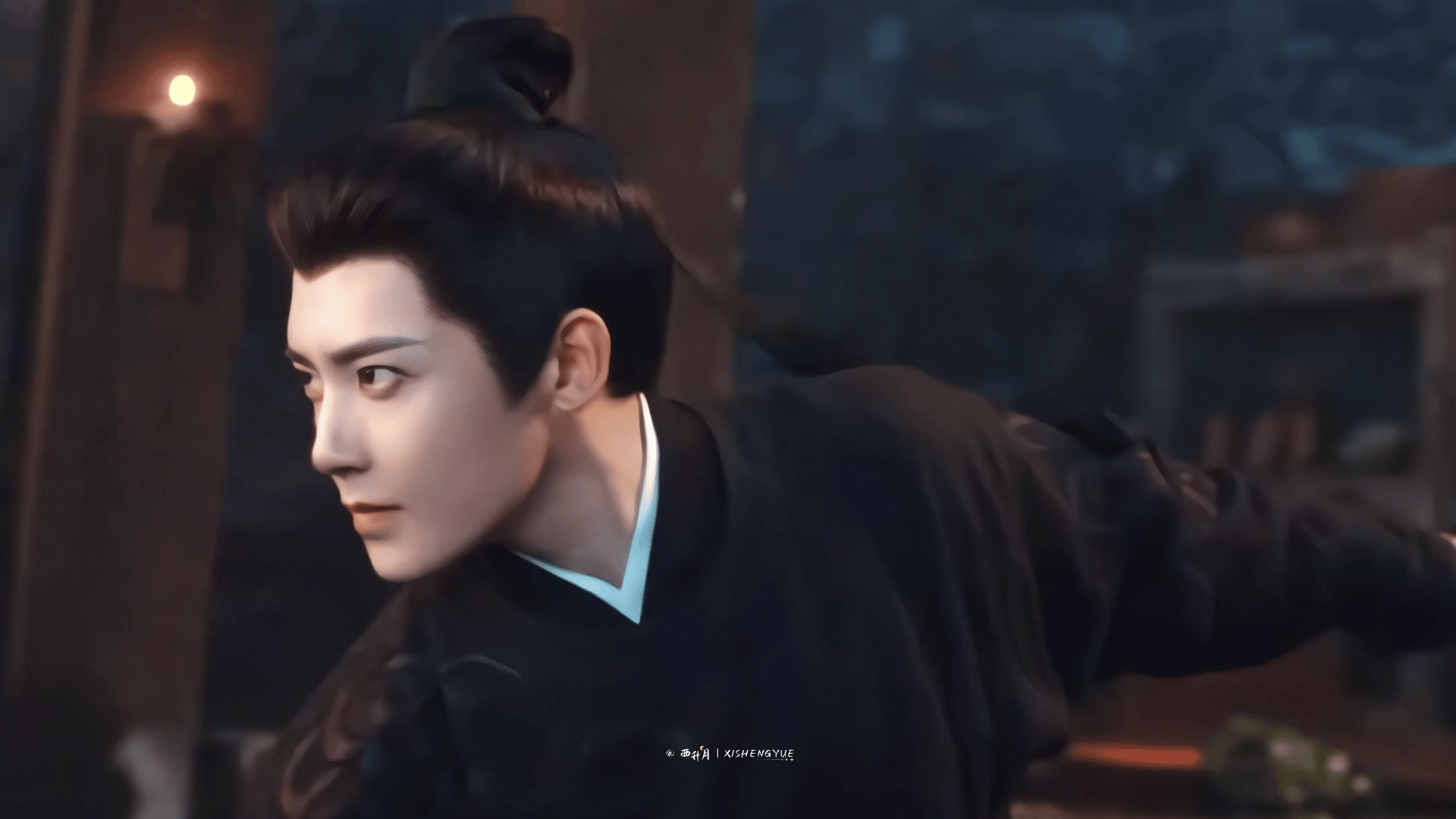 侯明昊这个发带简直神来之笔 看侯明昊在剧中折服敌人时的风范，黑衣与发带的搭配让他