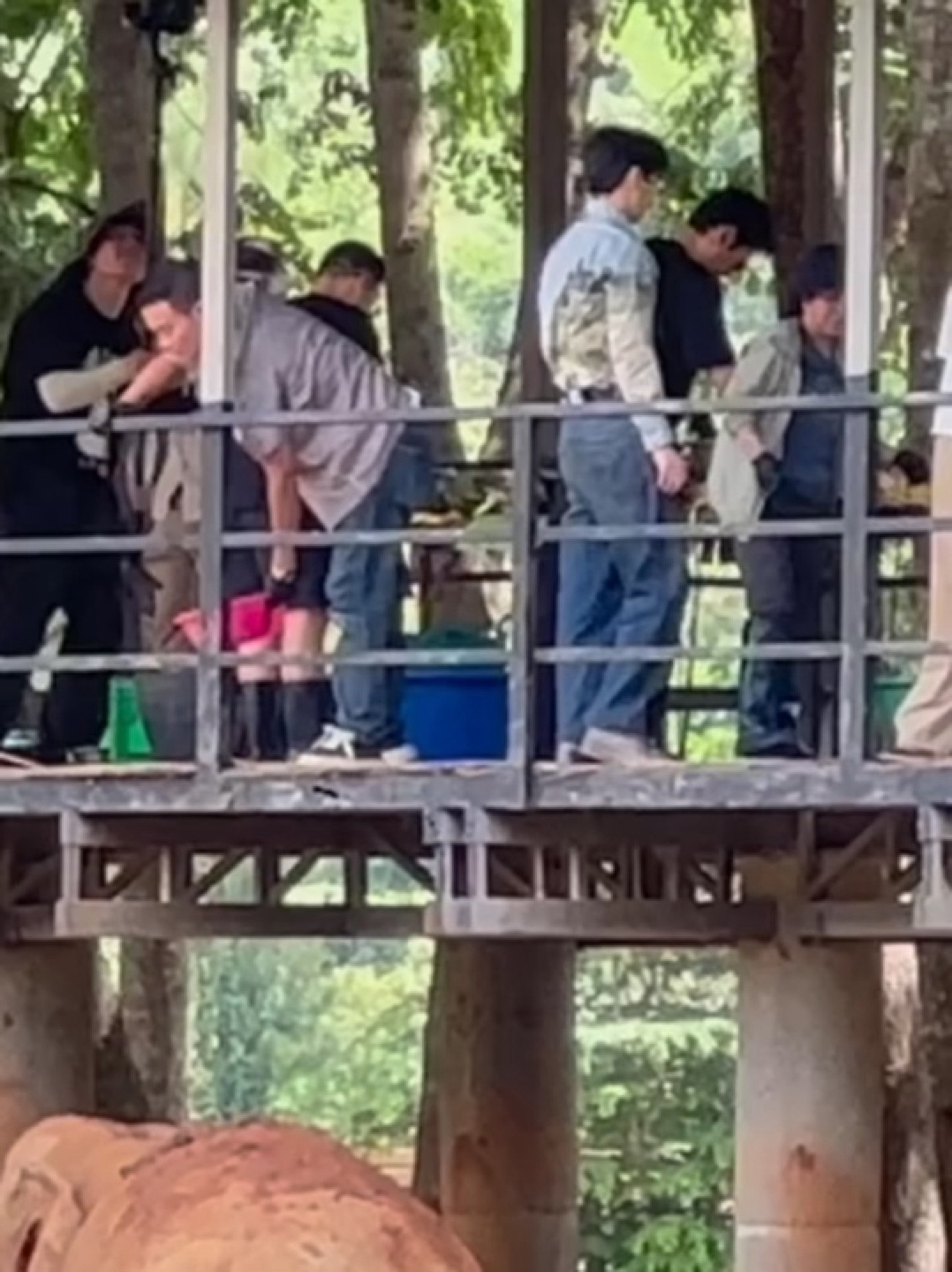 半蹲在那里小小一只，一站起来duang大一个老公©️清迈隐厨中餐厅王俊凯 中餐厅