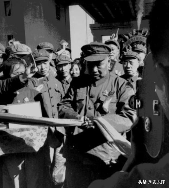 1971年寒冬，大雪覆满南京，凛冽江风裹挟碎雪，横扫南京长江大桥桥面。深夜的长桥