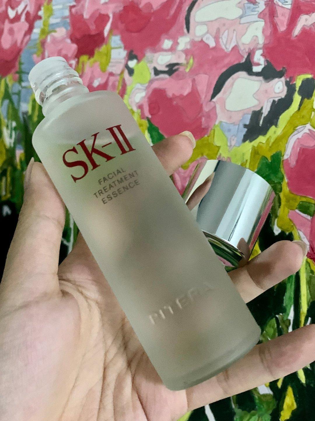 早晚护肤我都要用SK2神仙水～特别是熬夜后，直接湿敷，第二天毛孔感觉都有变小。作
