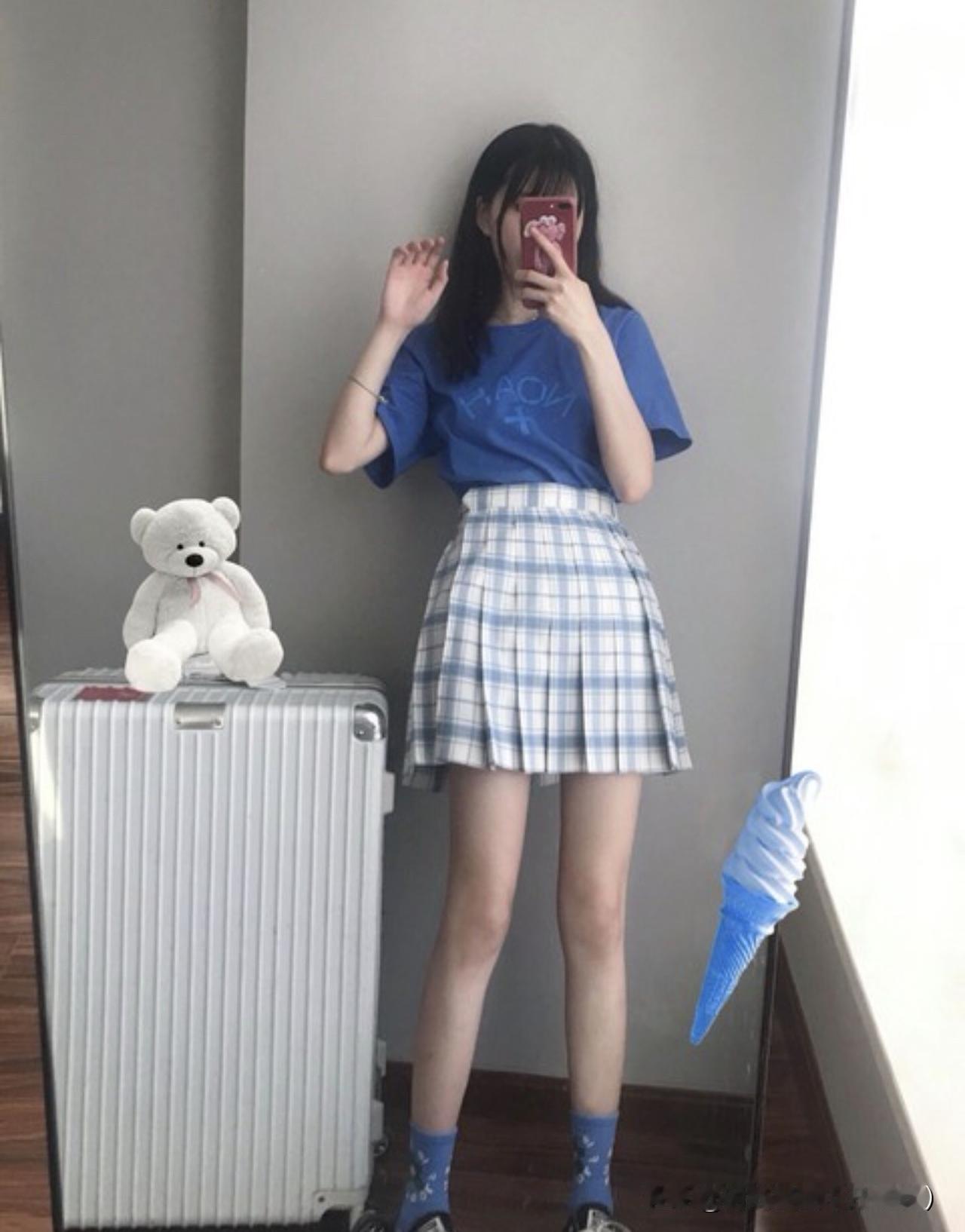 夏天的元气感，藏在清爽的蓝白搭配里。