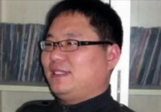 2007年，大学生崔松旺突然半个月不洗澡、不刮胡子、不刷牙，甚至把油烟抹到脸上，