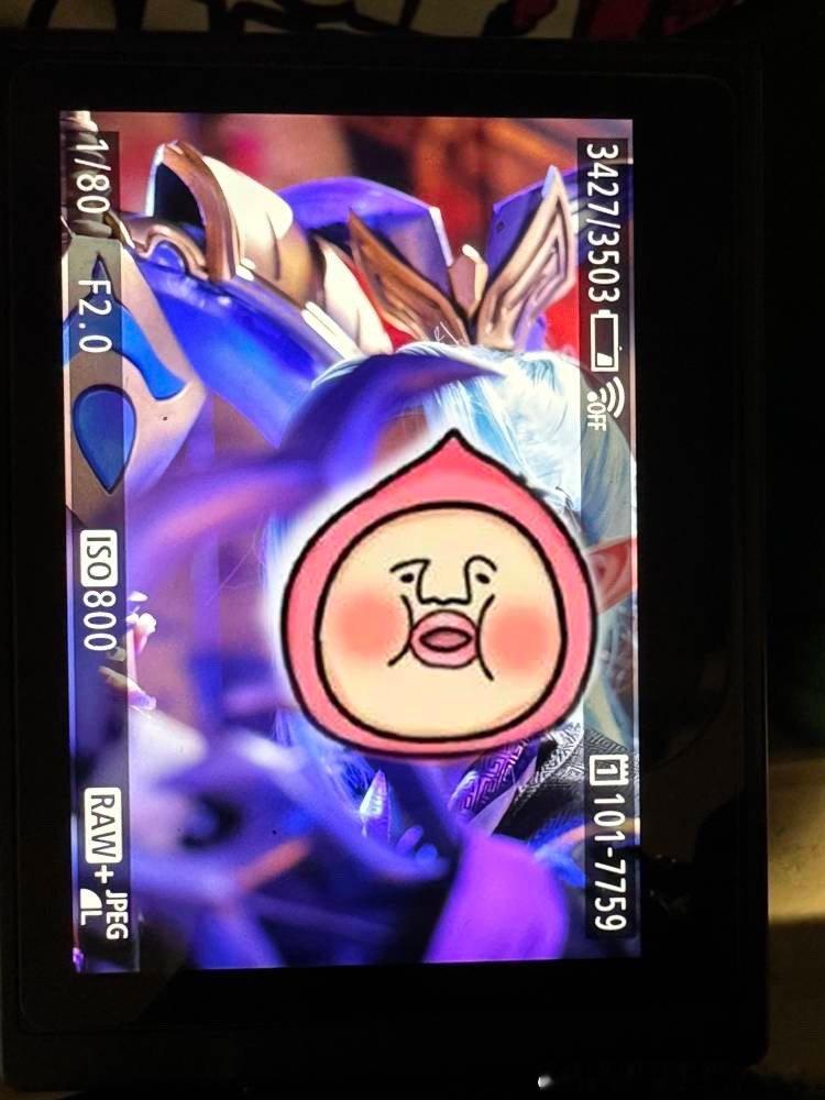 #英雄联盟[超话]# 佳佳的VN ~ 第一次拍COS就这样挺不错 虽然有点核心不