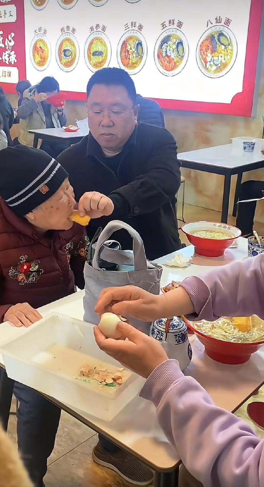 一名女子正在面店里吃面，突然看到的一幕，瞬间直呼感动了。

一位年轻妈妈，带着孩