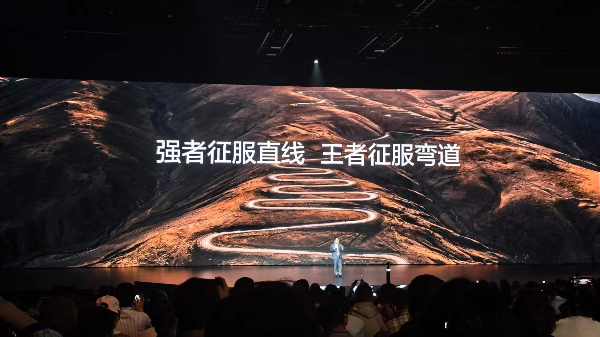 极氪8X首发舱驾融合超级智能体极氪8X这次直接把“AI司机”和“语音助手”捏成了