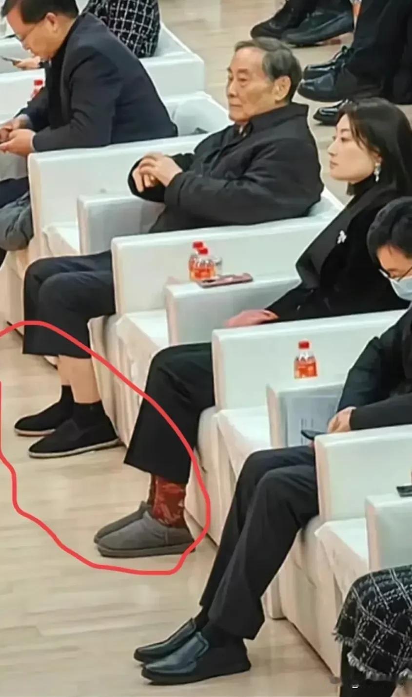 像宗庆后和他女儿宗馥莉在这样的场合这样的穿法，穿这样的鞋子，却被网友们夸朴素、随