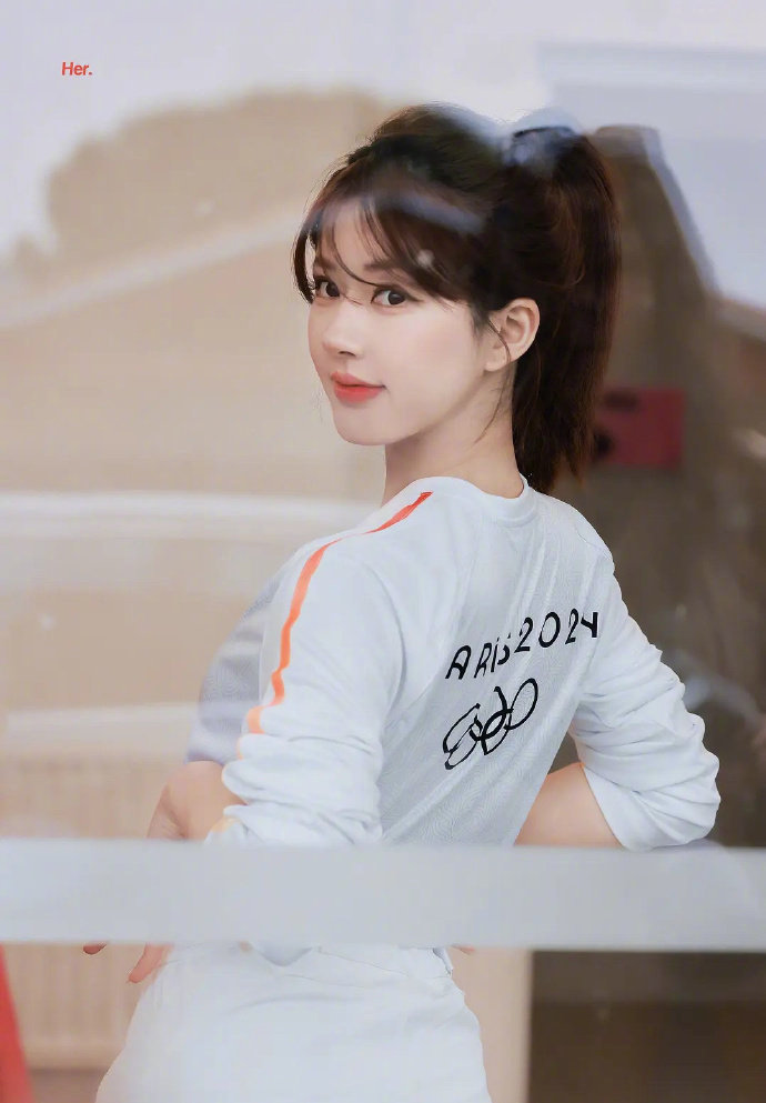 赵露思火炬手造型引发热议，这个造型你给她打几分？ ​​​#赵露思火炬手造型# ​