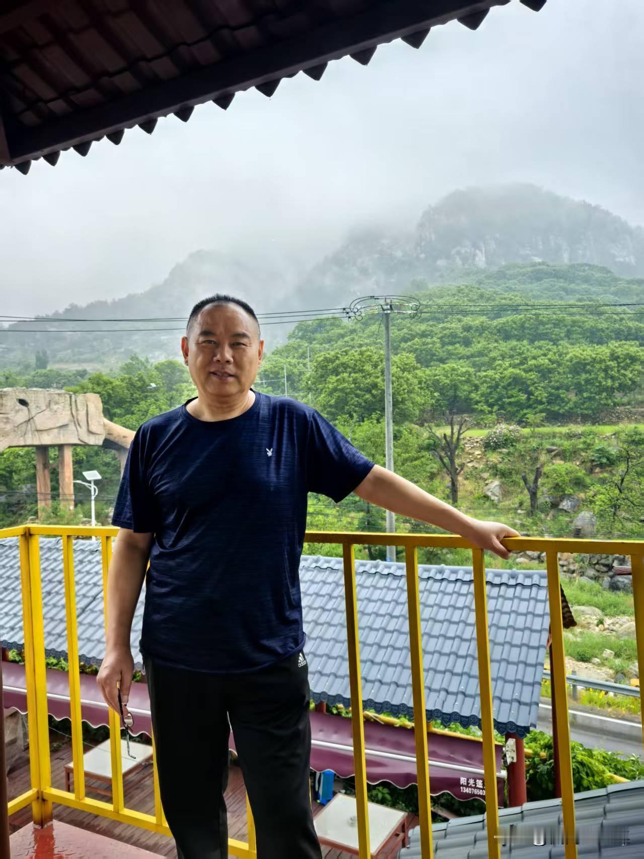 雨聚鬼谷山亭中宴友

         徐铁田
 
丙午初夏五月天，
轻丝细雨漫