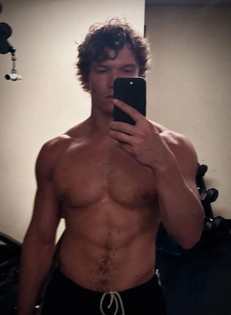 康纳·斯托里（Connor Storrie）今天发布了最新自拍，越来越好看了。