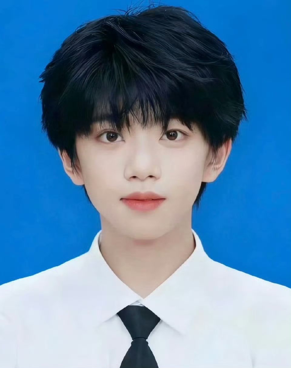 张函瑞公式照变化 直观见证少年蜕变——从前软乎乎的模样，如今五官舒展精致，正装镜