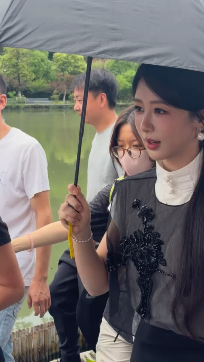 杨紫现身安徽西递，一身全黑新中式改良旗袍搭配低侧马尾，温婉大气又不失少女感，被网