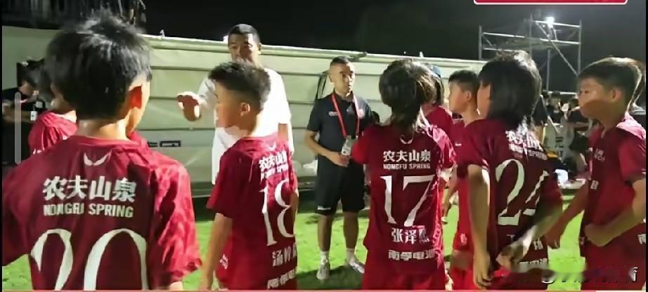 很少有人知道这支球队有多离谱！
一帮平均才11岁的小孩，只磨合集训了4天，直接打
