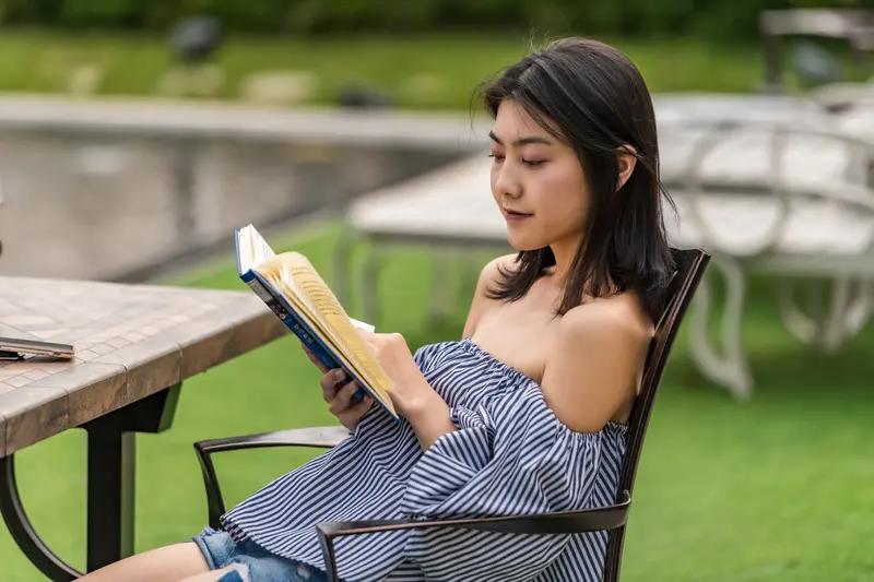 想保持快乐的心情，方法还挺多。
心态上，得培养积极思维。每天花几分钟写写感恩的事