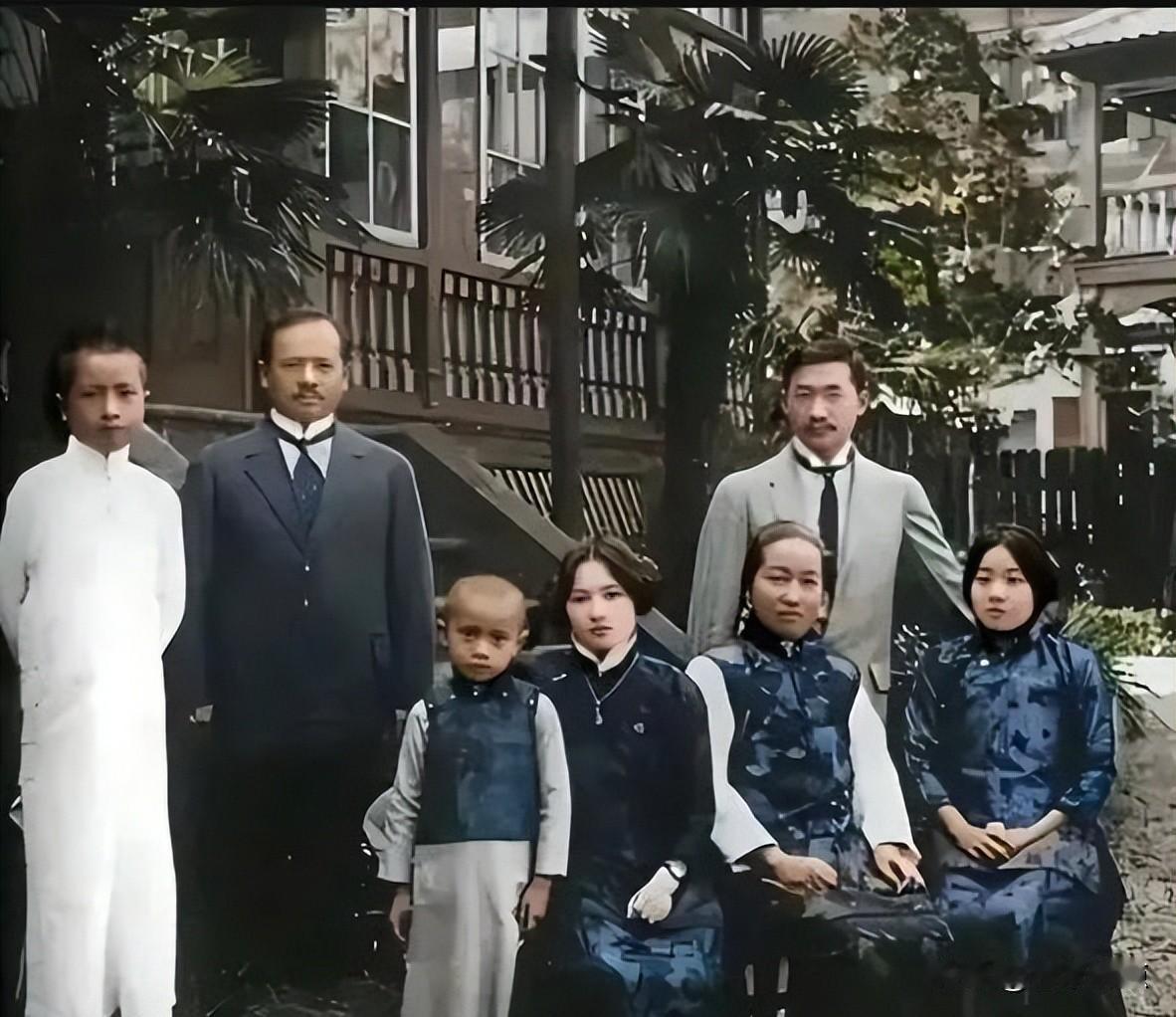 一张旧照片，1912年拍的，她才19岁。
没化妆，没摆姿势，就站在同学边上，手插