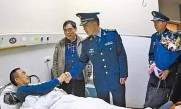 1988年，一名飞行员坠入深山，被好心的农民相救，27年后，农民的妻子打来电话：