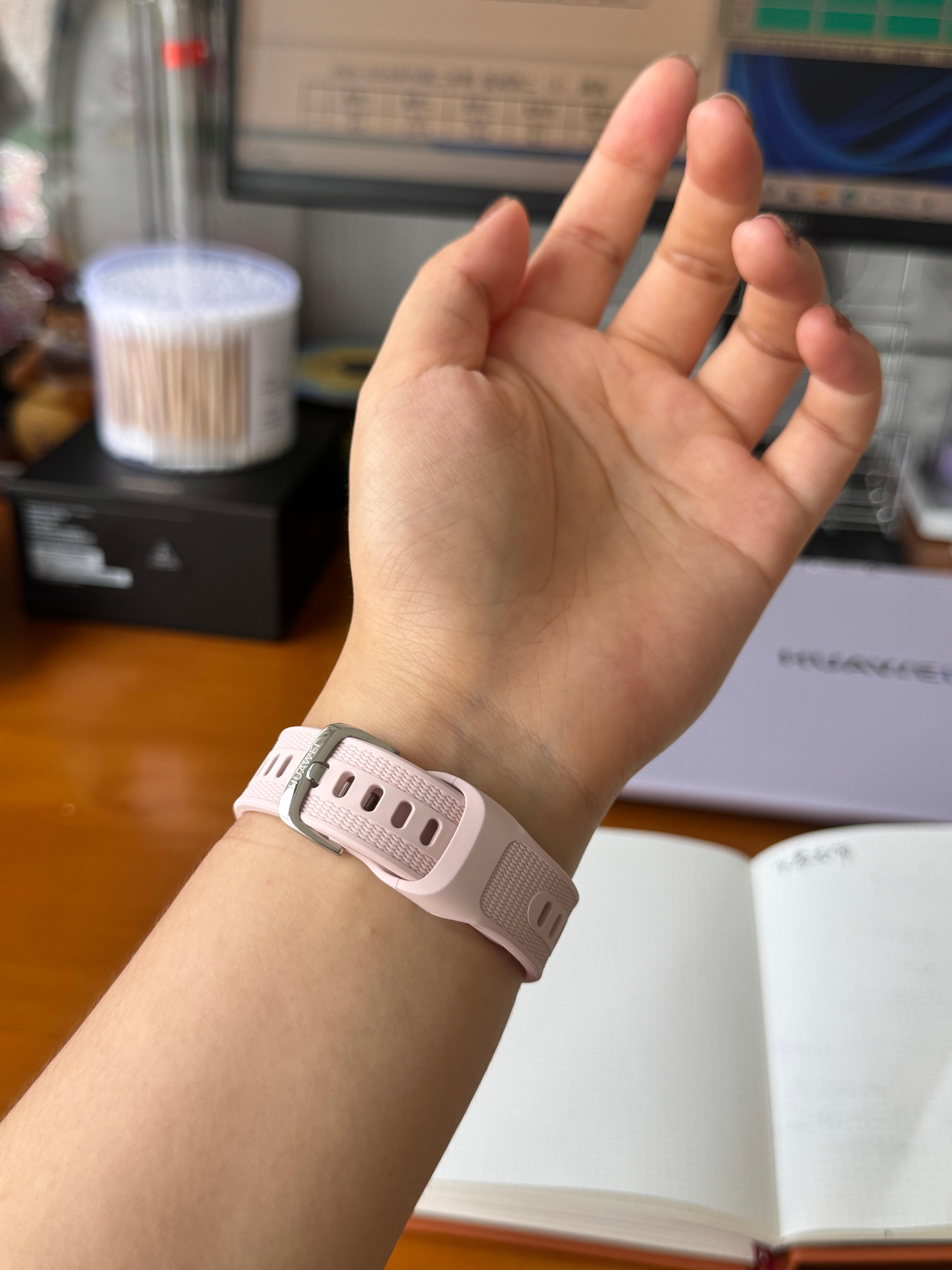 作为一个戴了好几代华为Watch gt系列的老用户，这次手表戴着确实舒服 华为w