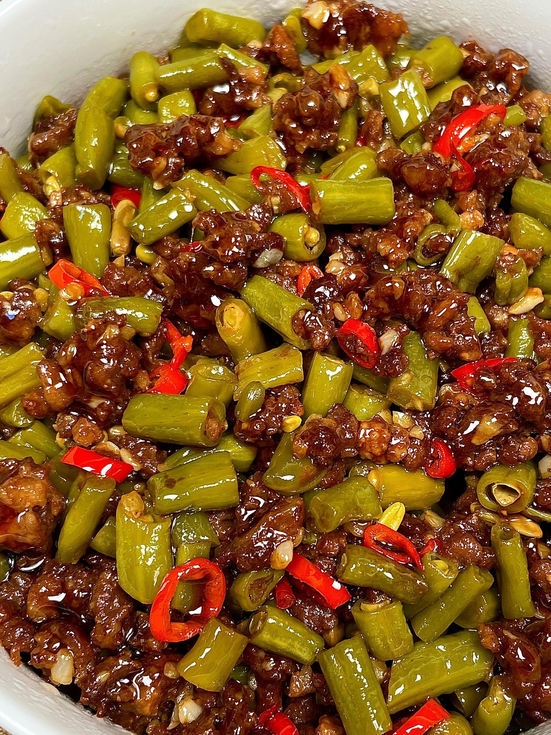肉沫酸豆角。嘎嘎好吃😋😋配上米饭，我给你写了三大碗。还没出锅就被香迷糊了。喜