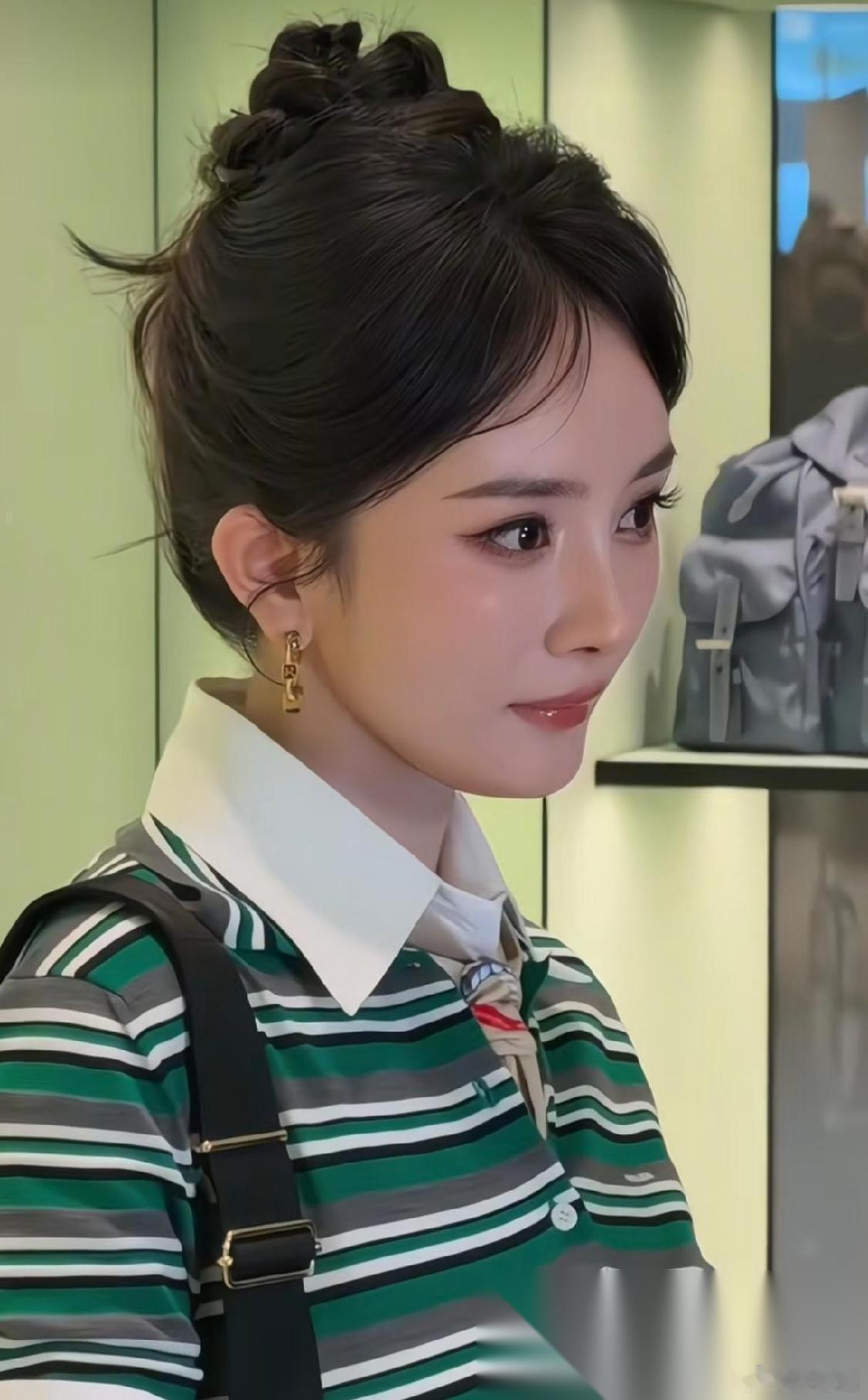 你可以说，杨幂唱歌一般， 也可以说，杨幂演技平平， 唯独有一点，你喷不了她， 那