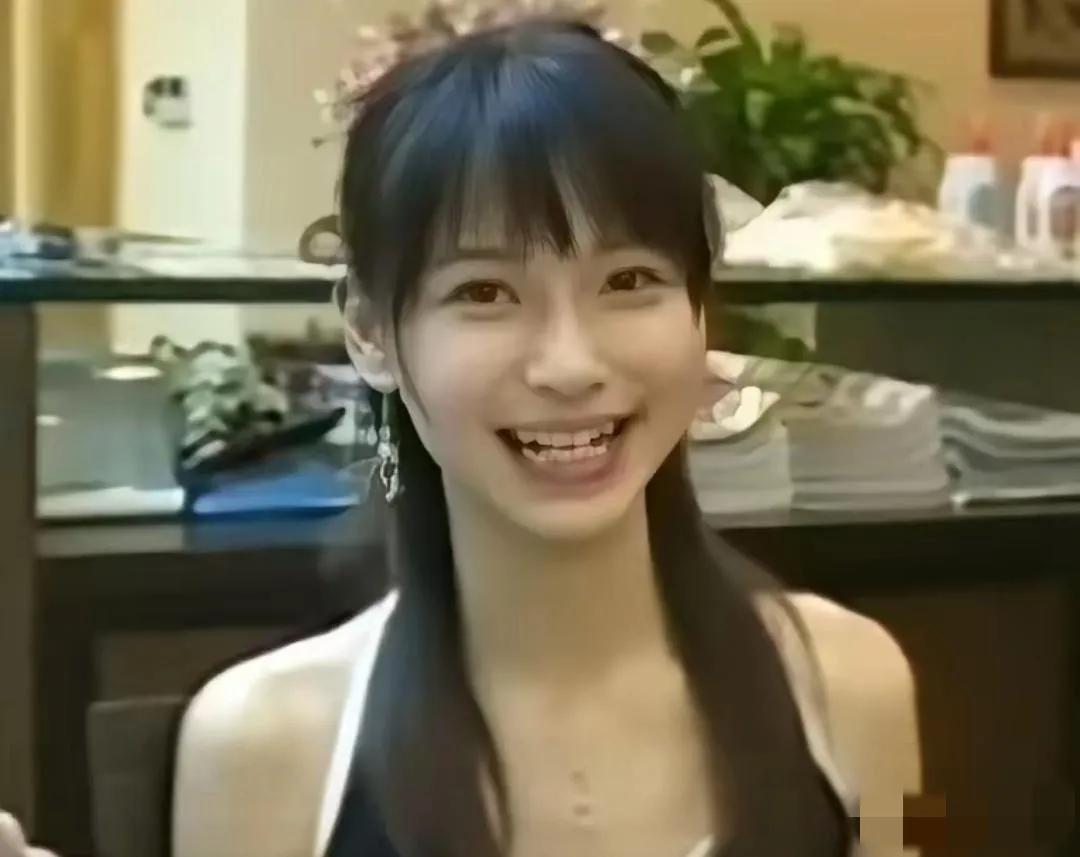 这还没整？看着起码整了三个项目，鼻子牙齿和下巴！杨颖的轮廓很明显，是个大美女，但