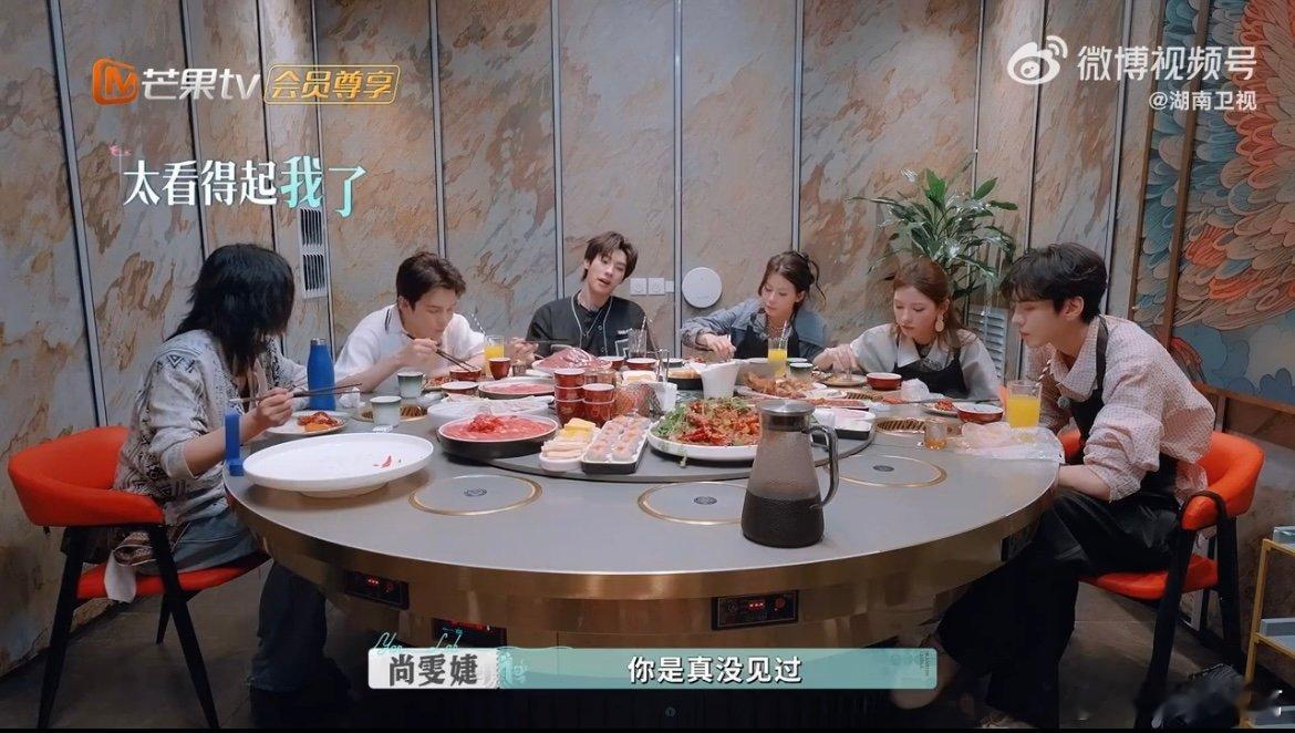 尚雯婕菜刀炒菜第一人尚雯婕其实是厨房黑洞吧 厨房喜剧人非尚雯婕莫属！拿菜刀炒菜的