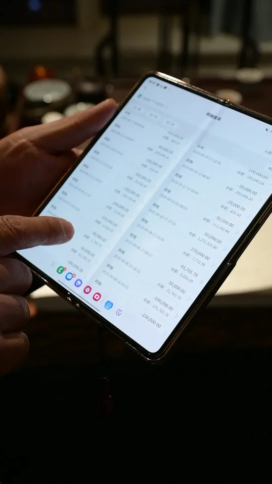 【19岁女孩公款打赏最高一笔转30万】据潇湘晨报报道：4月22日清晨，郑州的阳光