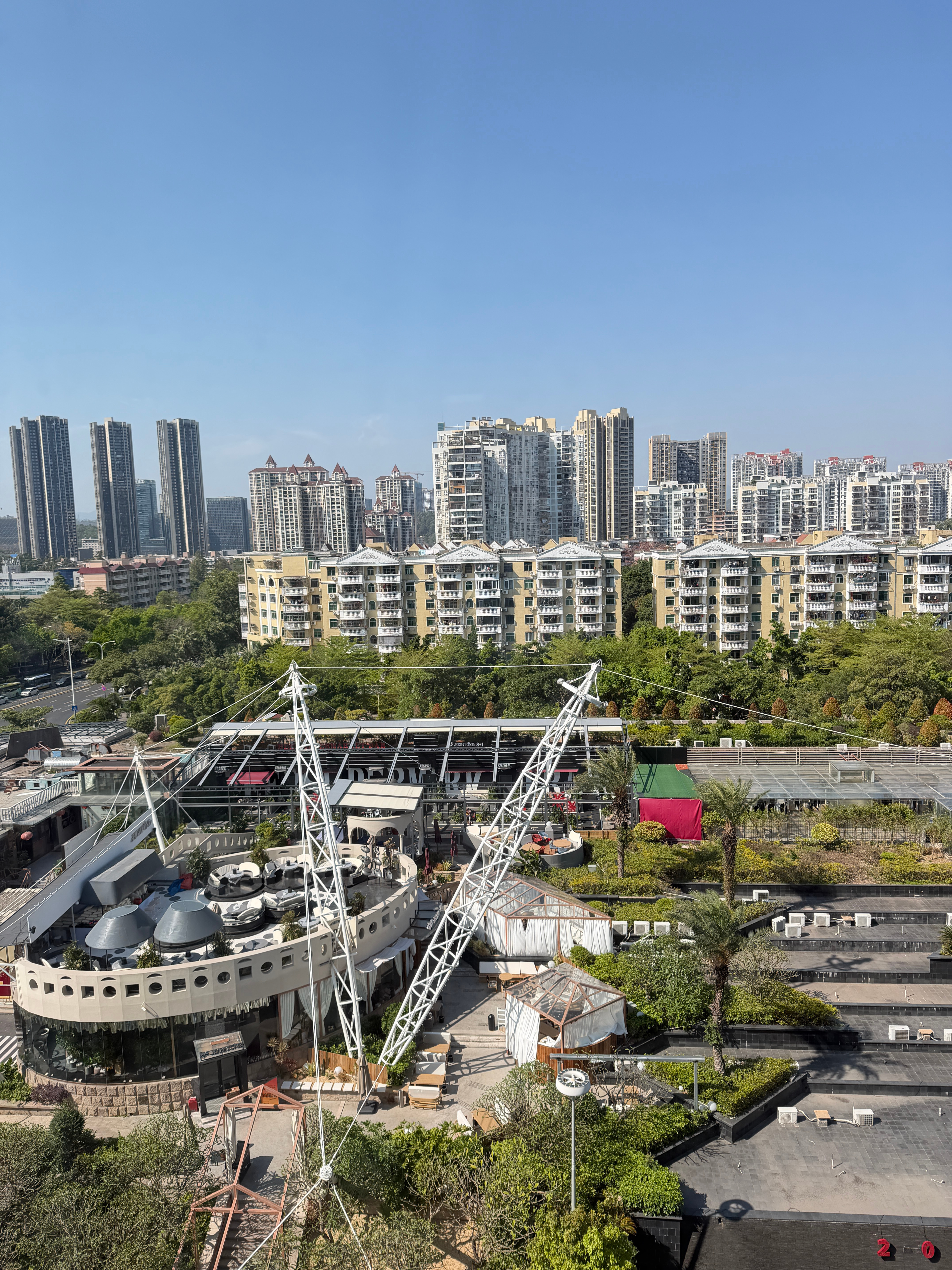 到酒店了，期待今晚方程豹钛3上市发布会第二代刀片电池+超级闪充，咱们一起见证方程