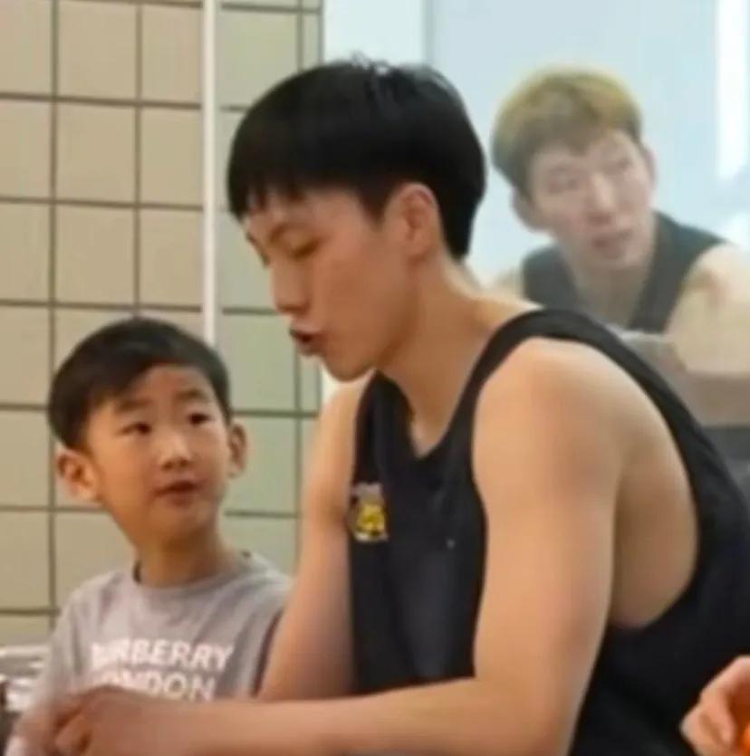 广东球迷异想天开表示周琦儿子喜欢与胡明轩徐杰玩，会直接决定周琦下赛季留在广东打球