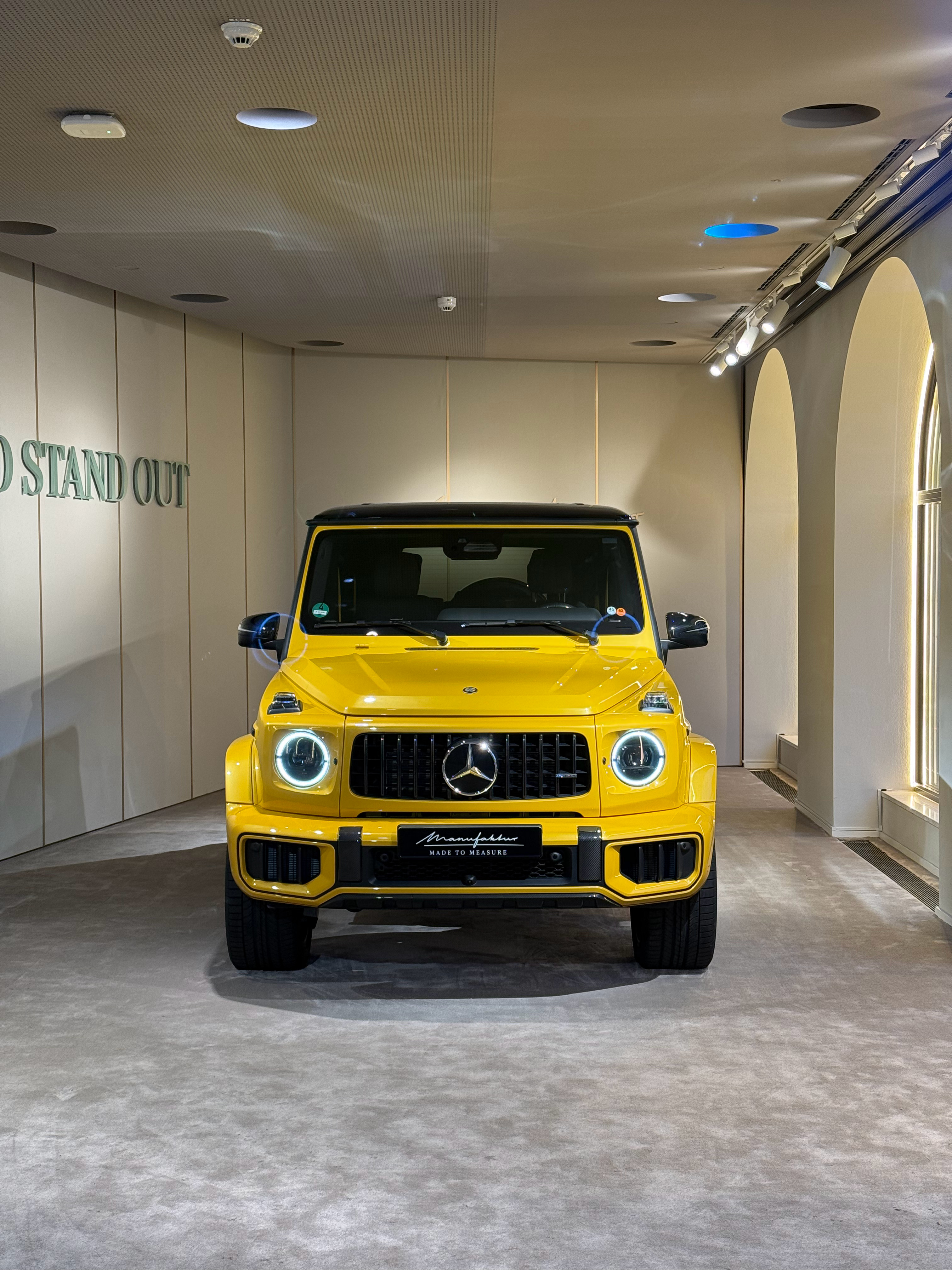 奔驰展厅来了辆新车 