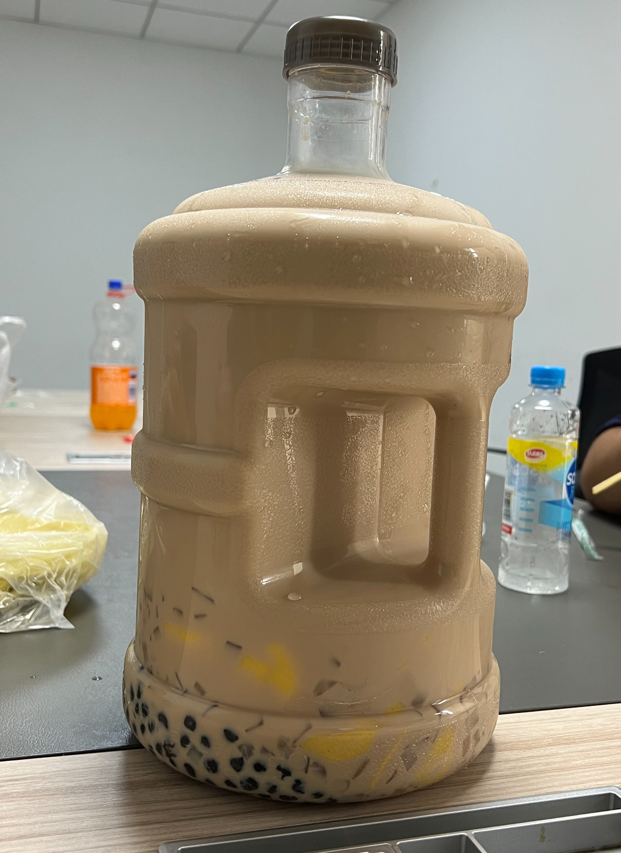 39岁女子1天3杯奶茶喝出牛奶血一天3杯奶茶我觉得这个女子对自己真是挺好的每天让