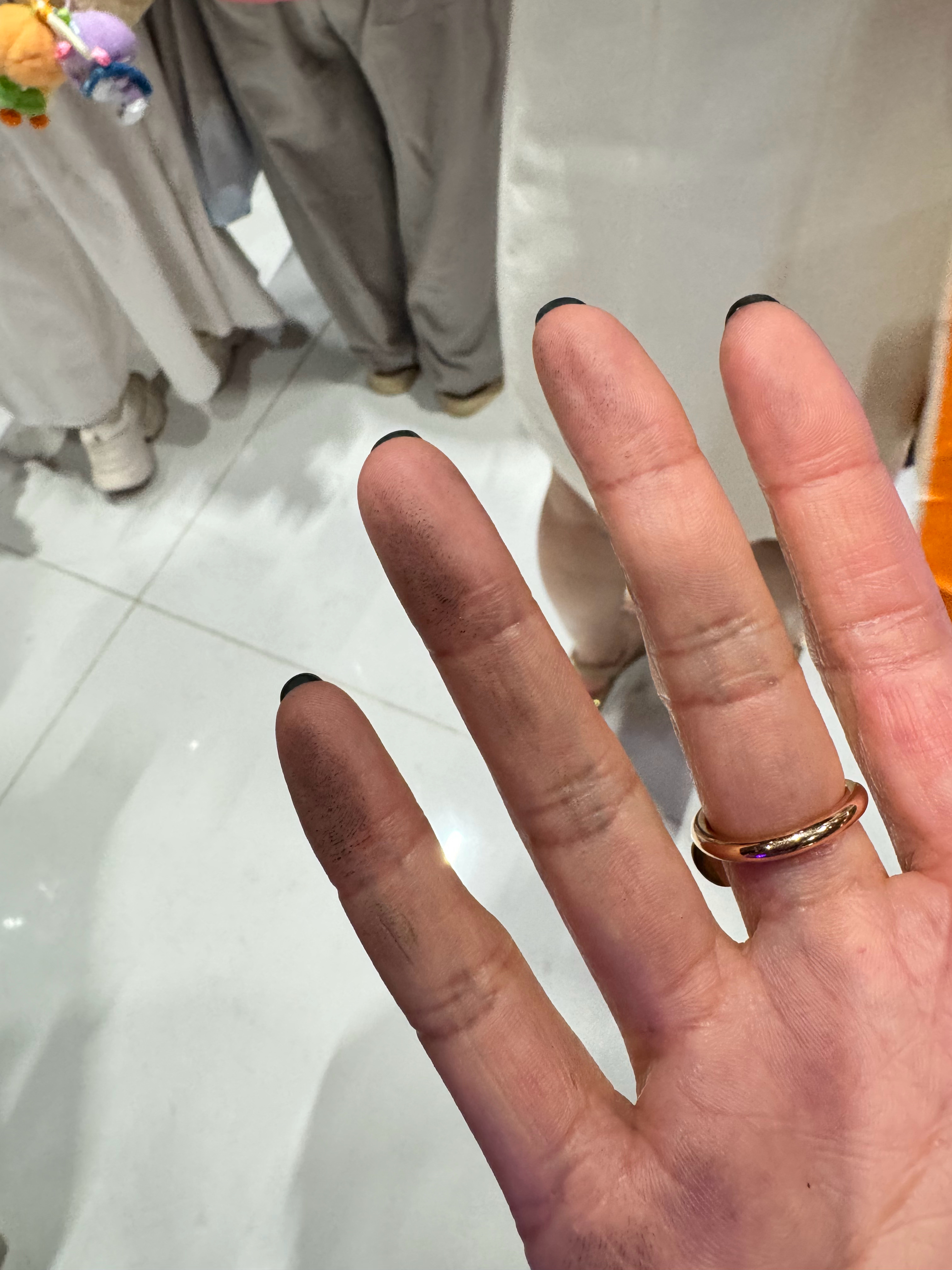 俺帮看台姐妹抓纸片子，还给奖励姐抓了一把，今天心情好无所谓 手抓的黢黑