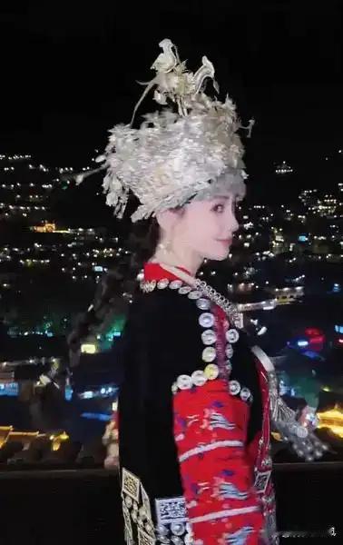 杨颖苗寨造型美炸了！银饰发光那一刻我直接心动了 