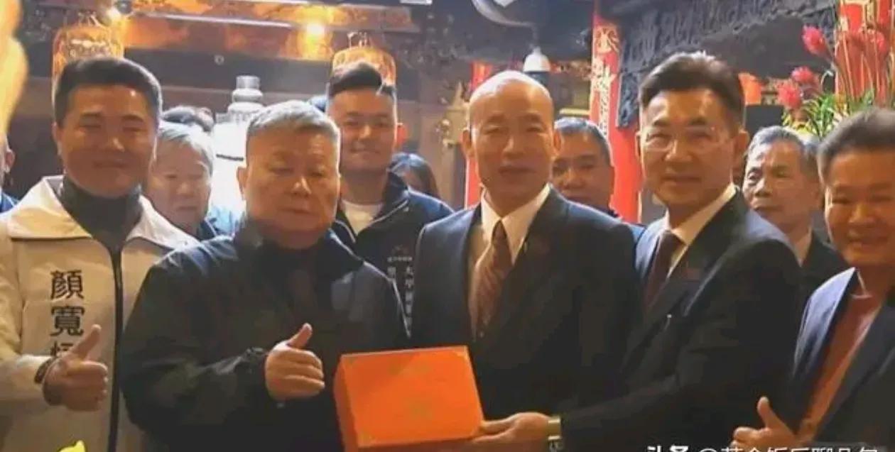 韩国瑜和江启臣到大甲镇澜宫发放手书的春联“马上幸福”，江启臣不忘自我宣传，韩国瑜