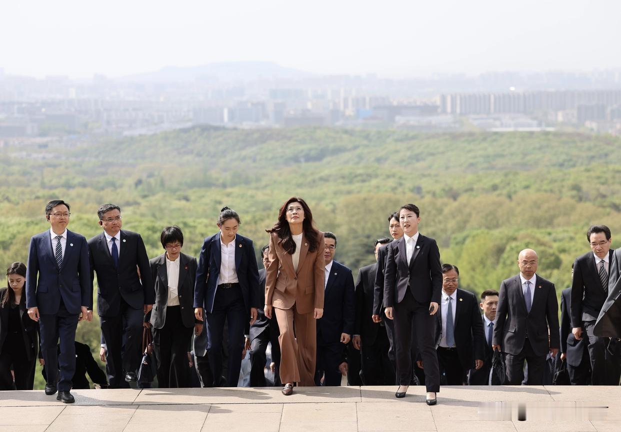 前脚拜谒中山陵，后脚对西方叫嚣“还击”？看懂郑丽文“变脸”背后的国民党祖传把戏！