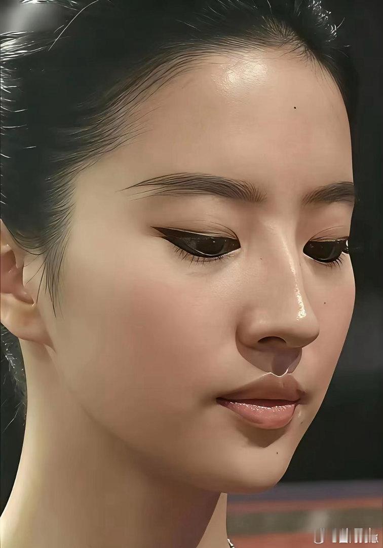 刘亦菲直面纯素颜状态颜值暴击，五官精致立体轮廓优越，原生长相明艳动人，绝美模样让