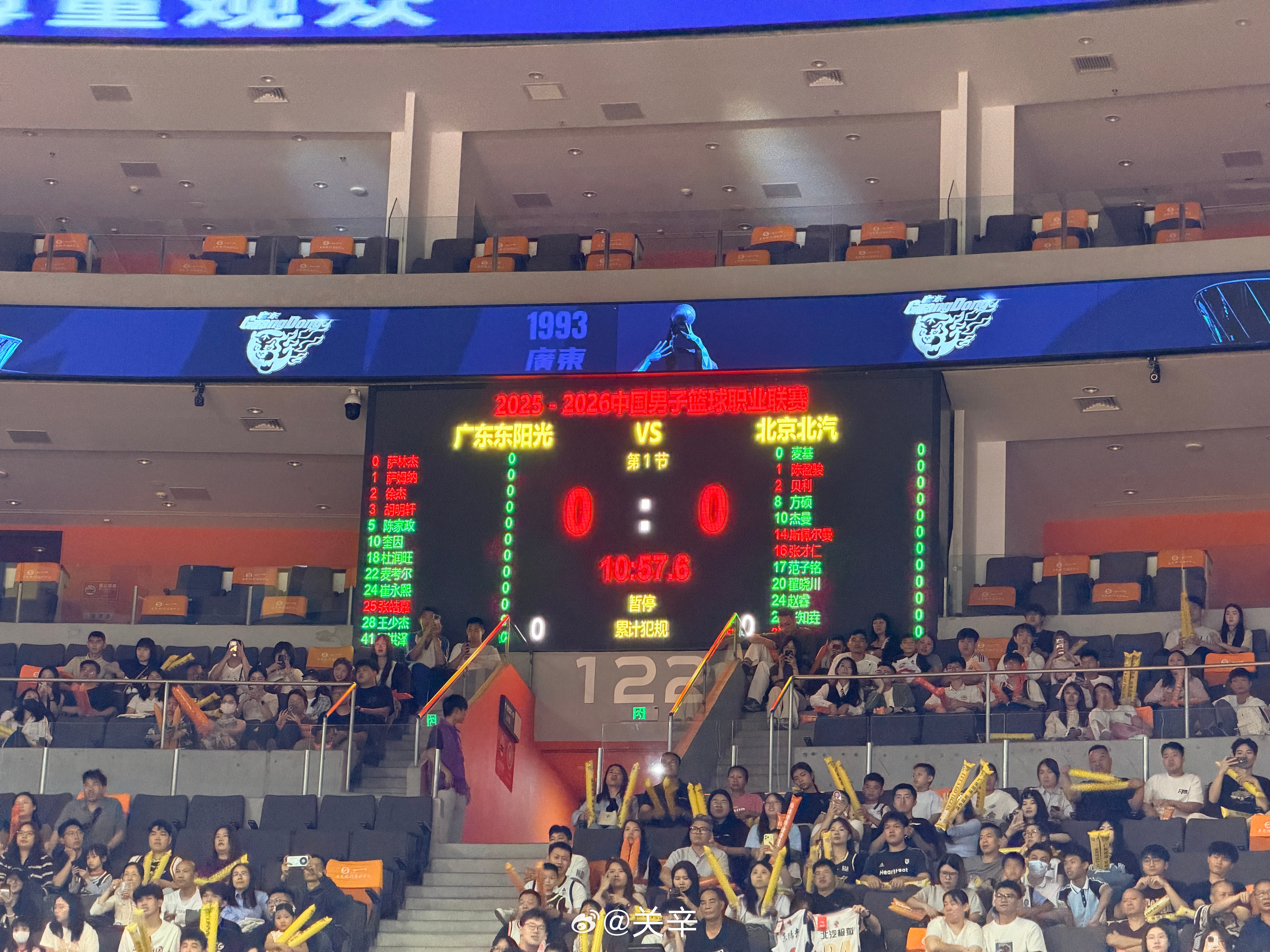 广东男篮vs北京男篮 双方首发，广东：萨林杰  萨姆纳 徐杰 小胡 张皓嘉；北京