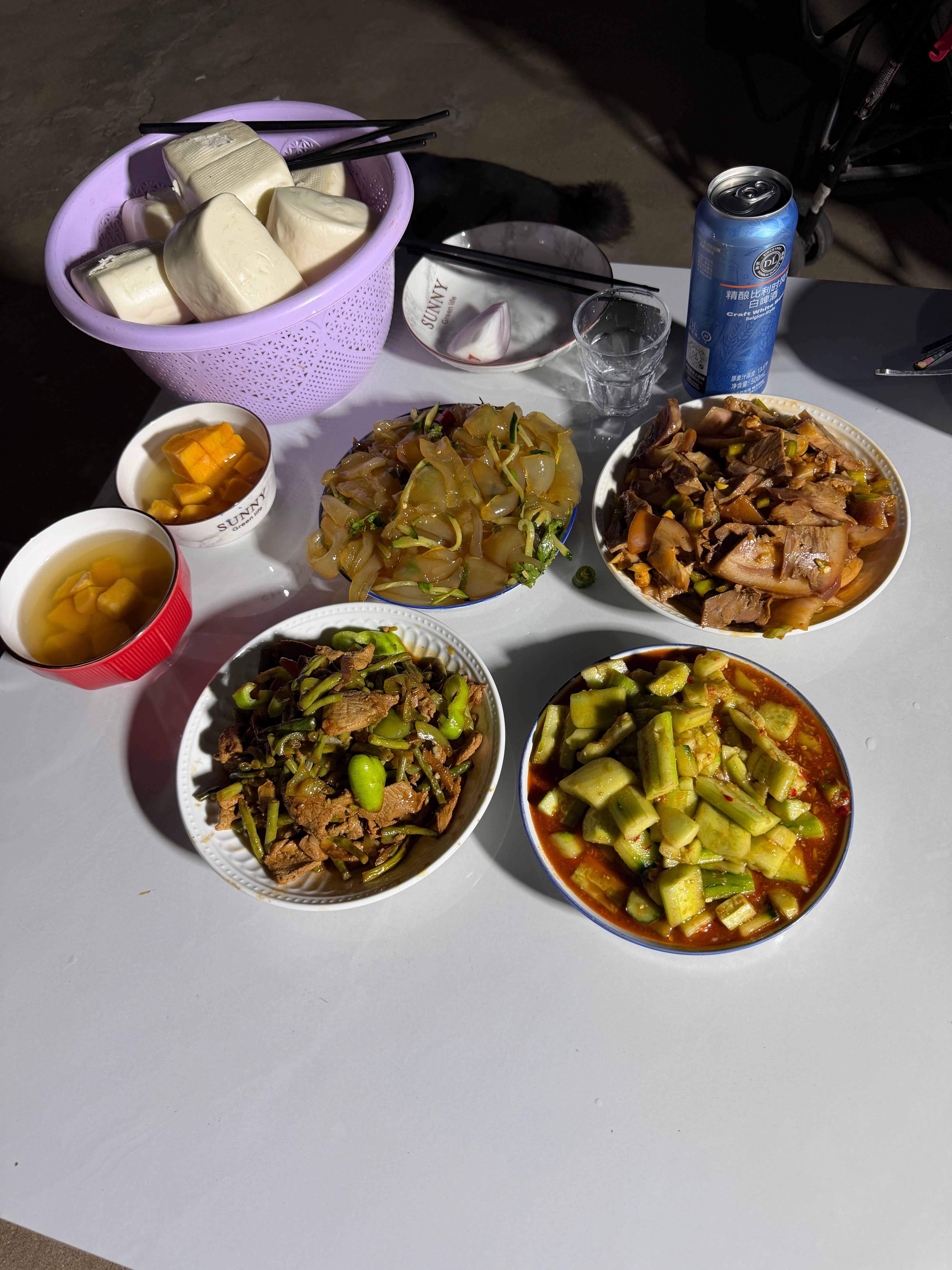按照河南宴席标准，不管天气再冷，也得吃凉菜，但是，自己家做的菜，就无所谓了 ​​