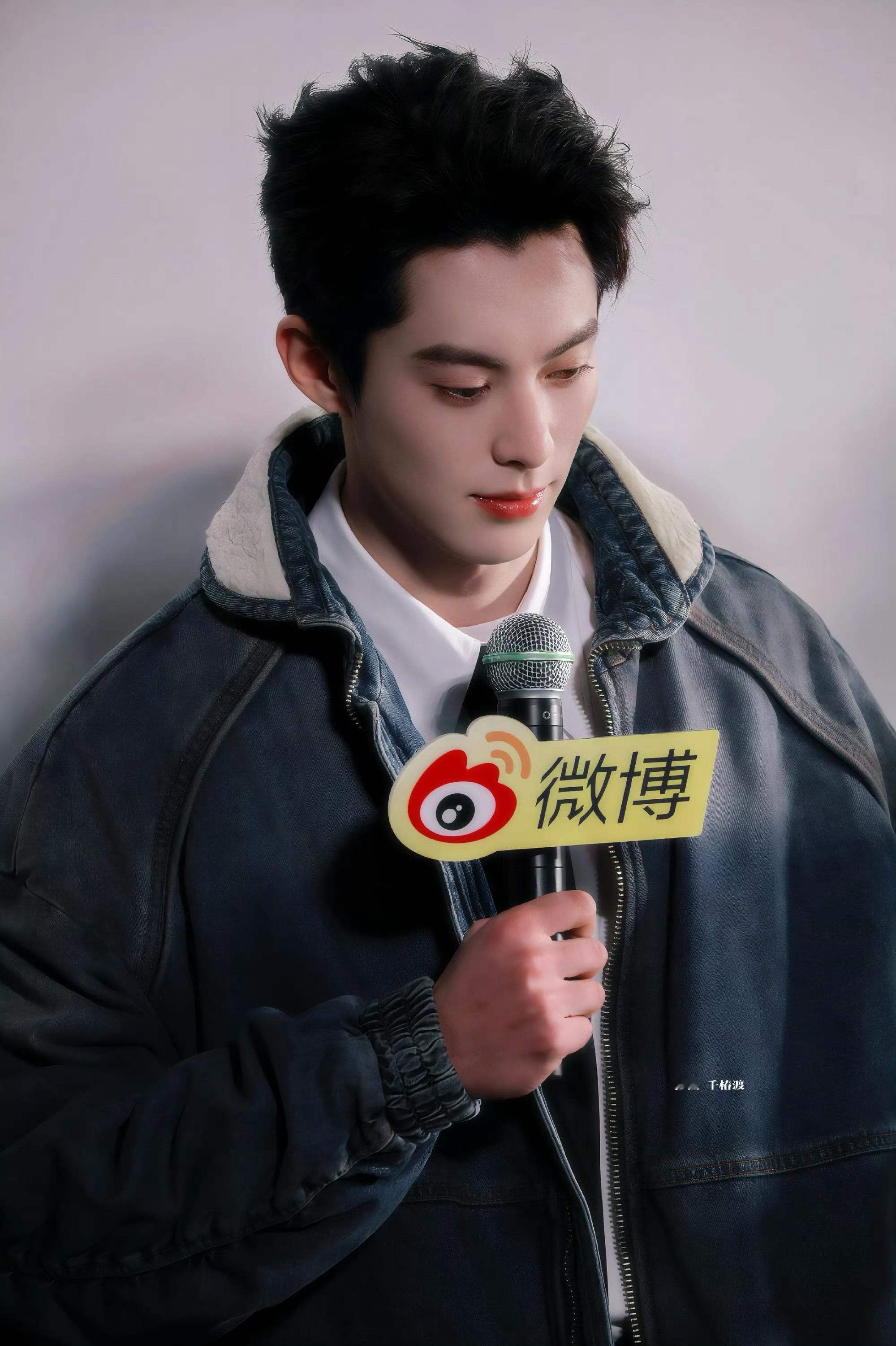 王鹤棣说过得开心比啥都重要 王鹤棣说过的开心比啥都重要，说的太对了，一定要保持好