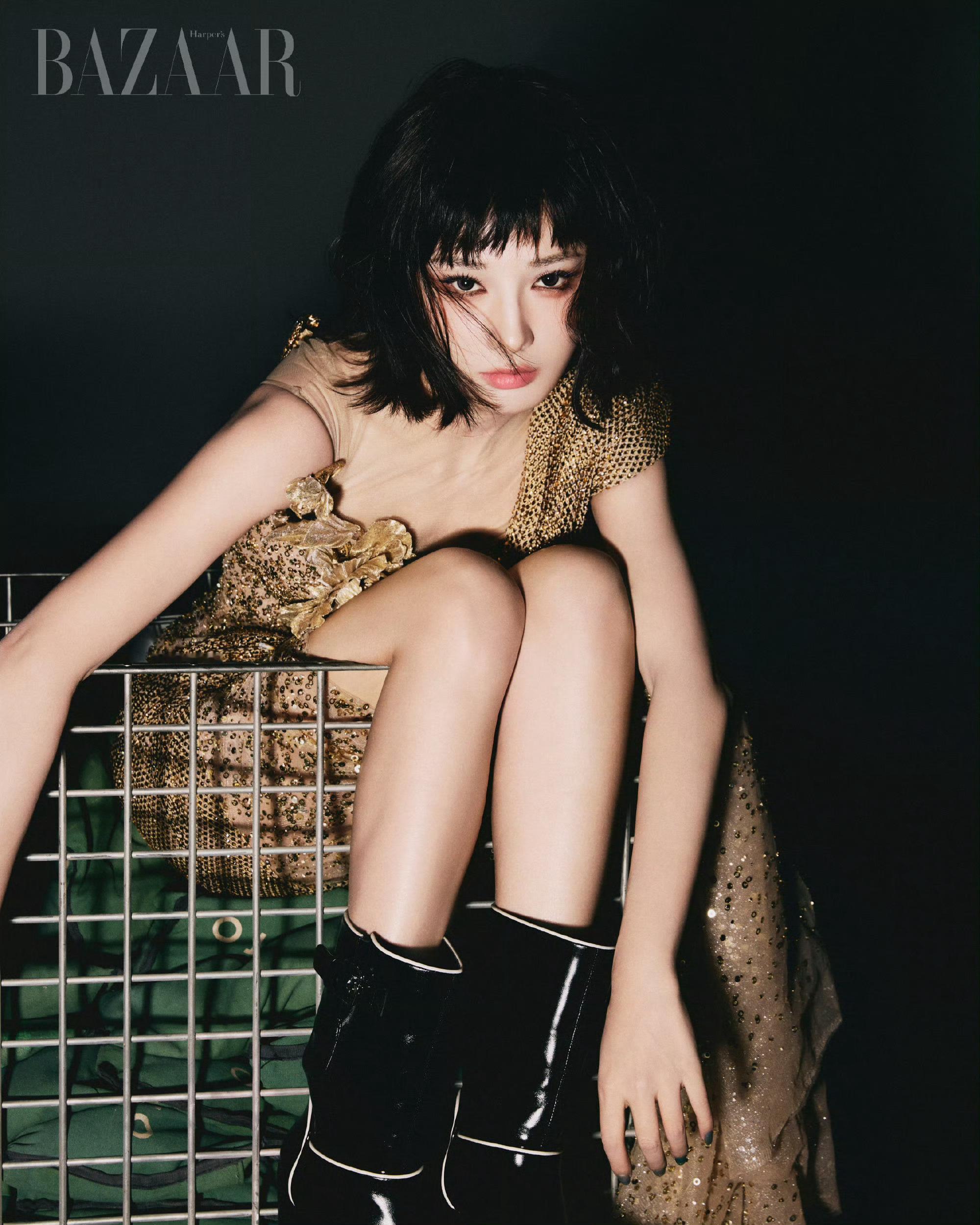 彭小苒越南芭莎新年封 彭小苒惊艳海外！ 质感拉满，造型又酷又美，自带东方韵味。每