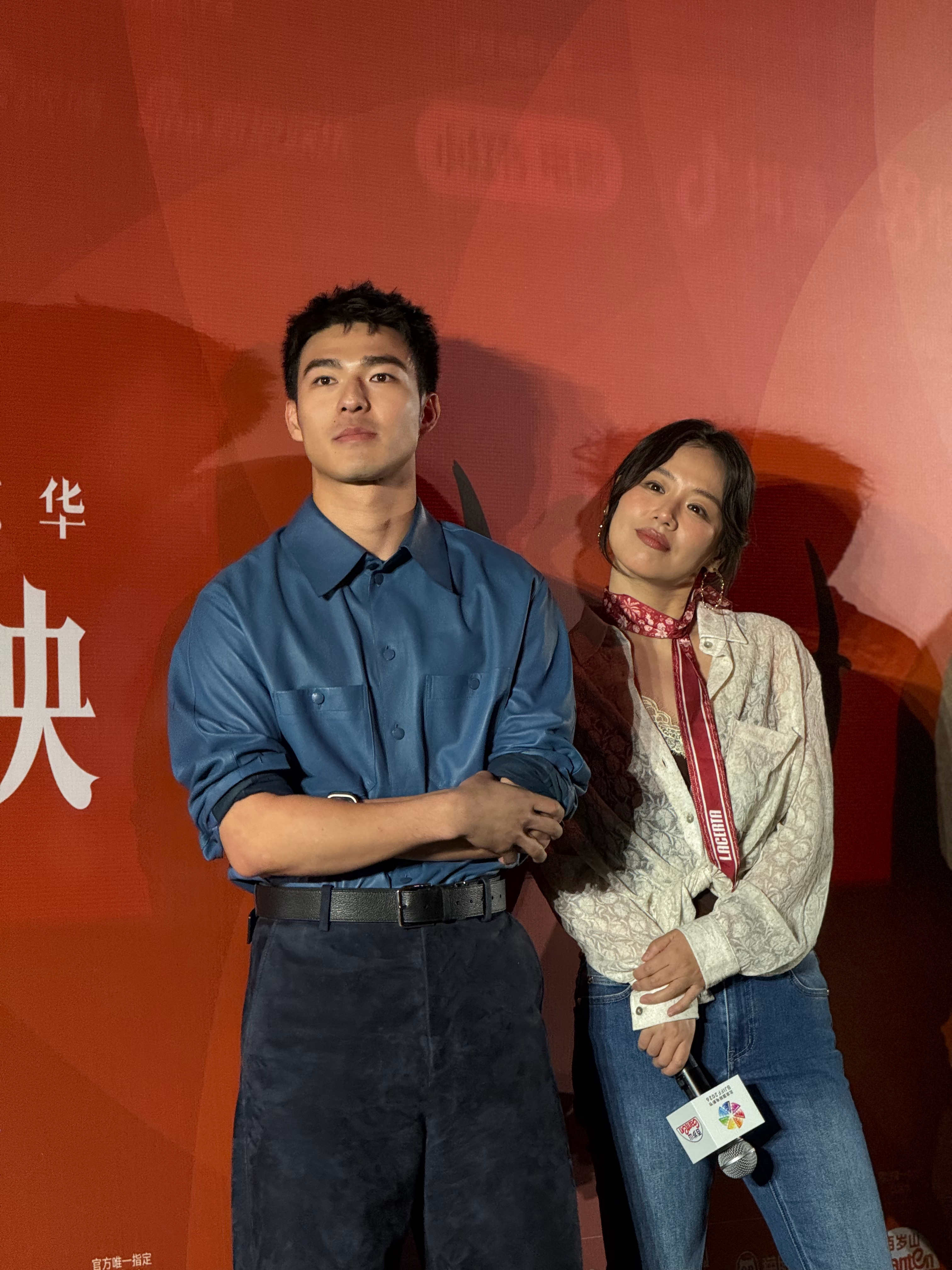 “我看到了，房间里的大象尾巴上的积木是粉色的。每一块上面还写了他的名字。”“你很