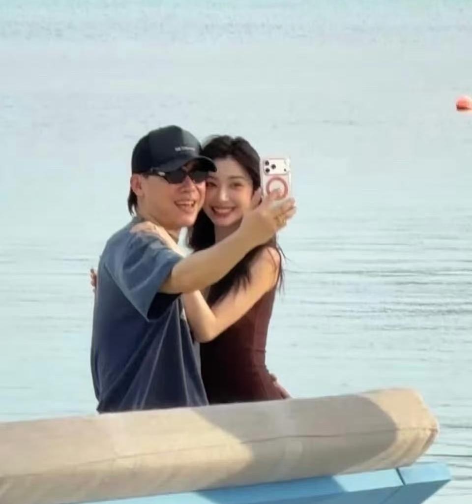 昨晚就看到帖子说胡彦斌谈恋爱了，

但怕假消息，今天直接爆热搜了。

网友纷纷发